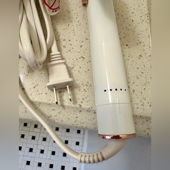 T9 Singlepass 1-1/2” Curling Iron - White and Rose Gold - Picture 4 of 10